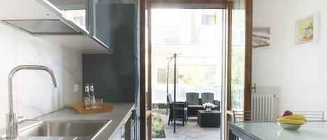 Réfrigérateur, micro-ondes, four, plaque de cuisson