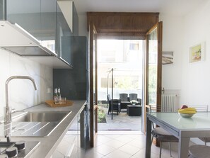 Réfrigérateur, four à micro-ondes, un four, surface de cuisson