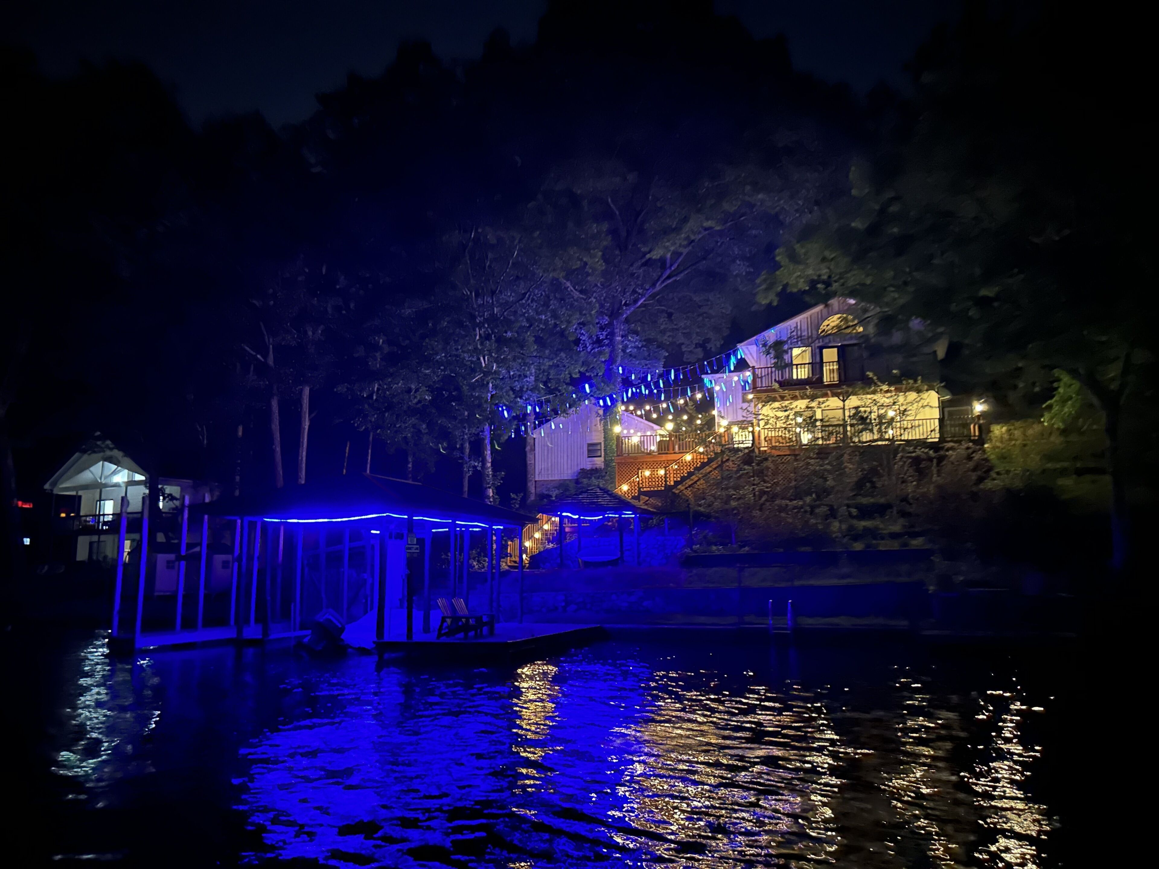 Waterfront lake house on Lake Hamilton. Relax in style in our beautiful home. 