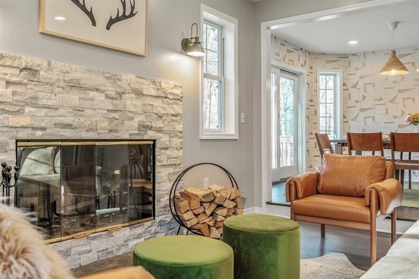 Una Smart TV, una chimenea