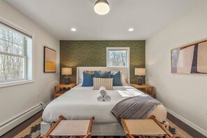 4 soverom, skrivebord, strykejern/-brett og reiseseng for barn