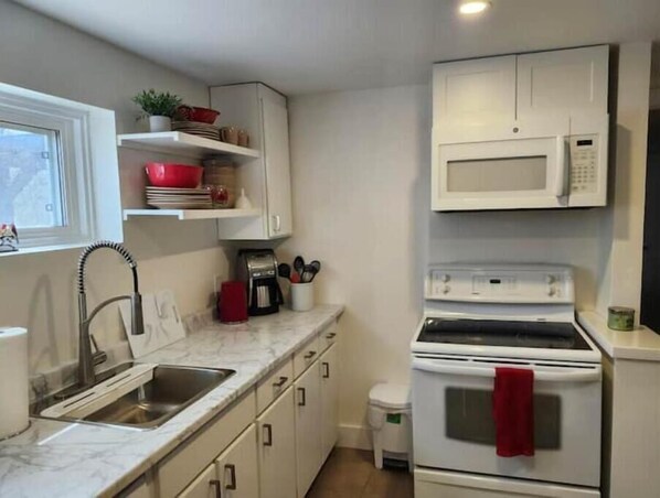 Fridge, microwave, oven, stovetop - Large 1-BR - Year Round Cozy, Quiet Retreat (Collingwood)
