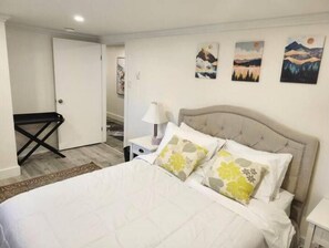 1 bedroom, desk, iron/ironing board, free WiFi - Large 1-BR - Year Round Cozy, Quiet Retreat (Collingwood)