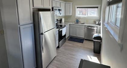 2BR apt w/ laundry + parking