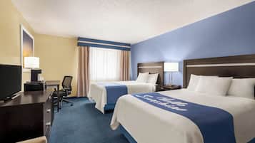 Escritorio, espacio para trabajar con laptop y cortinas blackout