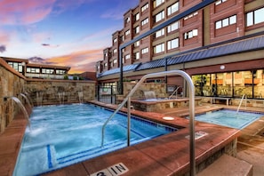 A heated pool - Ski-In/Ski-Out PRIME LOCATION w/ Mountain Views. 
Best location in Breckenridge. (Breckenridge)