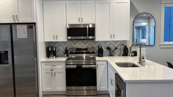 KĂŒhlschrank, Mikrowelle, Ofen, Herdplatte