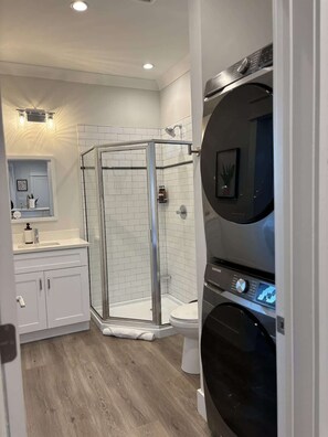 Shower, hair dryer, towels, shampoo - Journey @ The Cove Riverwalk Villas (Wilmington)