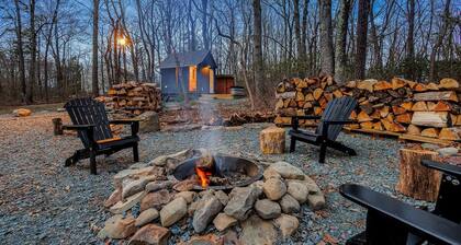 The Little Black Cabin - Sauna, Hot Tub, Fire Pit