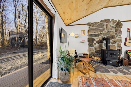 The Little Black Cabin - Sauna, Hot Tub, Fire Pit