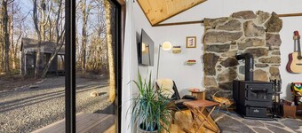 The Little Black Cabin - Sauna, Hot Tub, Fire Pit