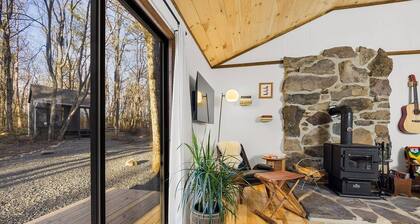 The Little Black Cabin - Sauna, Hot Tub, Fire Pit