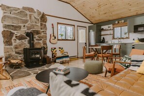 Smart-tv, een open haard, boeken en een stereo