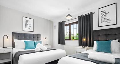Luxury 3 Bed House - Garden - Parking