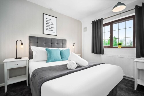 Luxury 3 Bed House - Garden - Parking