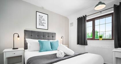 Luxury 3 Bed House - Garden - Parking