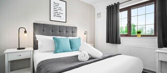 Luxury 3 Bed House - Garden - Parking