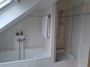 Hair dryer, towels, soap, toilet paper - Dachgeschosswohnung Lichterfelde (Berlin)