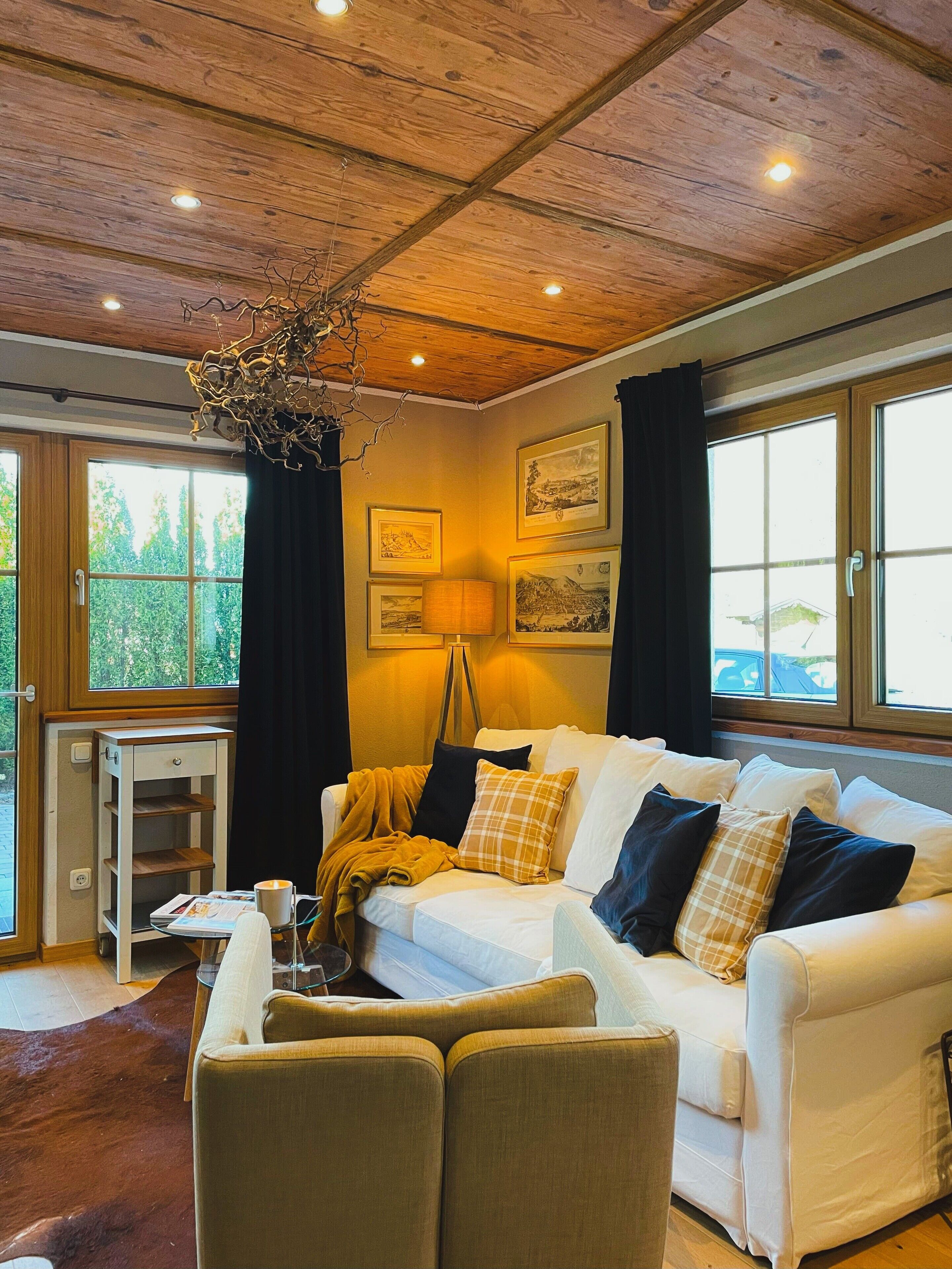 تلفزيون ذكي، مدفأة، كُتُب