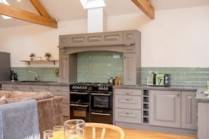 Kühlschrank, Mikrowelle, Ofen, Esstisch