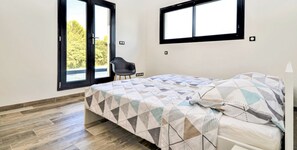 4 bedrooms, iron/ironing board, free WiFi, bed sheets