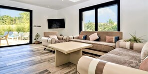 Smart TV - Jolie Villa Avec Piscine ET Sans VIS A VIS (Bezouce)