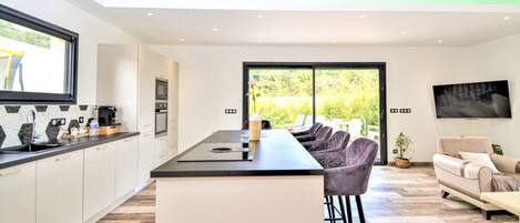 Réfrigérateur, micro-ondes, four, plaque de cuisson