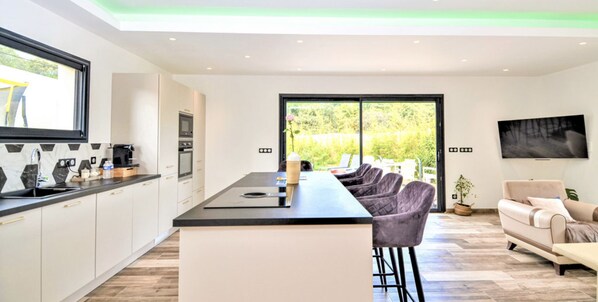 Fridge, microwave, oven, stovetop - Jolie Villa Avec Piscine ET Sans VIS A VIS (Bezouce)