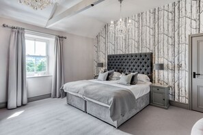 5 bedrooms - The Farmhouse -  a house that sleeps 10 guests  in 5 bedrooms (Near Richmond)