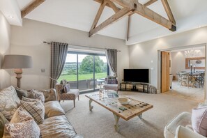 Smart-TV, Kamin, Stereoanlage