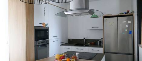 Réfrigérateur, micro-ondes, four, plaque de cuisson