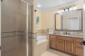 Regadera, amenidades de baño ecológicas, secadora de cabello, toallas 