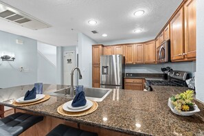 Kylskåp, mikrovågsugn, ugn och spishäll