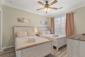 2 عدّة غرف نوم ومكواة/لوح كي وسرير سفر وواي فاي مجانًا