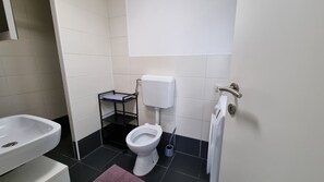 Douche, sĂšche-cheveux, serviettes fournies, savon
