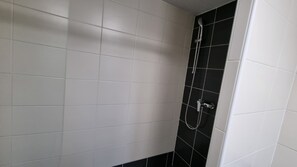 淋浴设施、吹风机、毛巾、肥皂