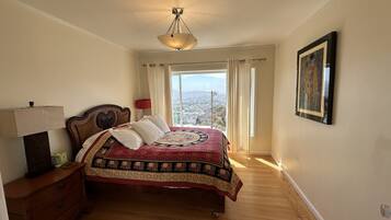 2 bedrooms, desk, iron/ironing board, WiFi