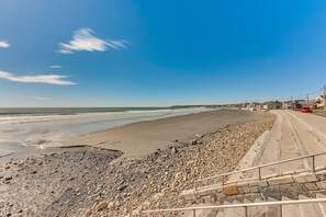 Una spiaggia nelle vicinanze