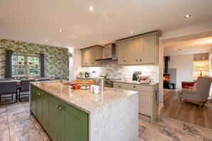 Réfrigérateur, micro-ondes, four, grille-pain