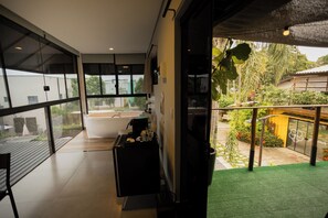 Habitación doble Premium, 1 cama Queen size, Terraza, vista al jardín | Caja de seguridad en la habitación y wifi gratis 