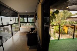 Quarto casal premium, 1 cama Queen, terraço, vista para o jardim | Cofres nos quartos, Wi-Fi de cortesia, acesso para cadeiras de rodas