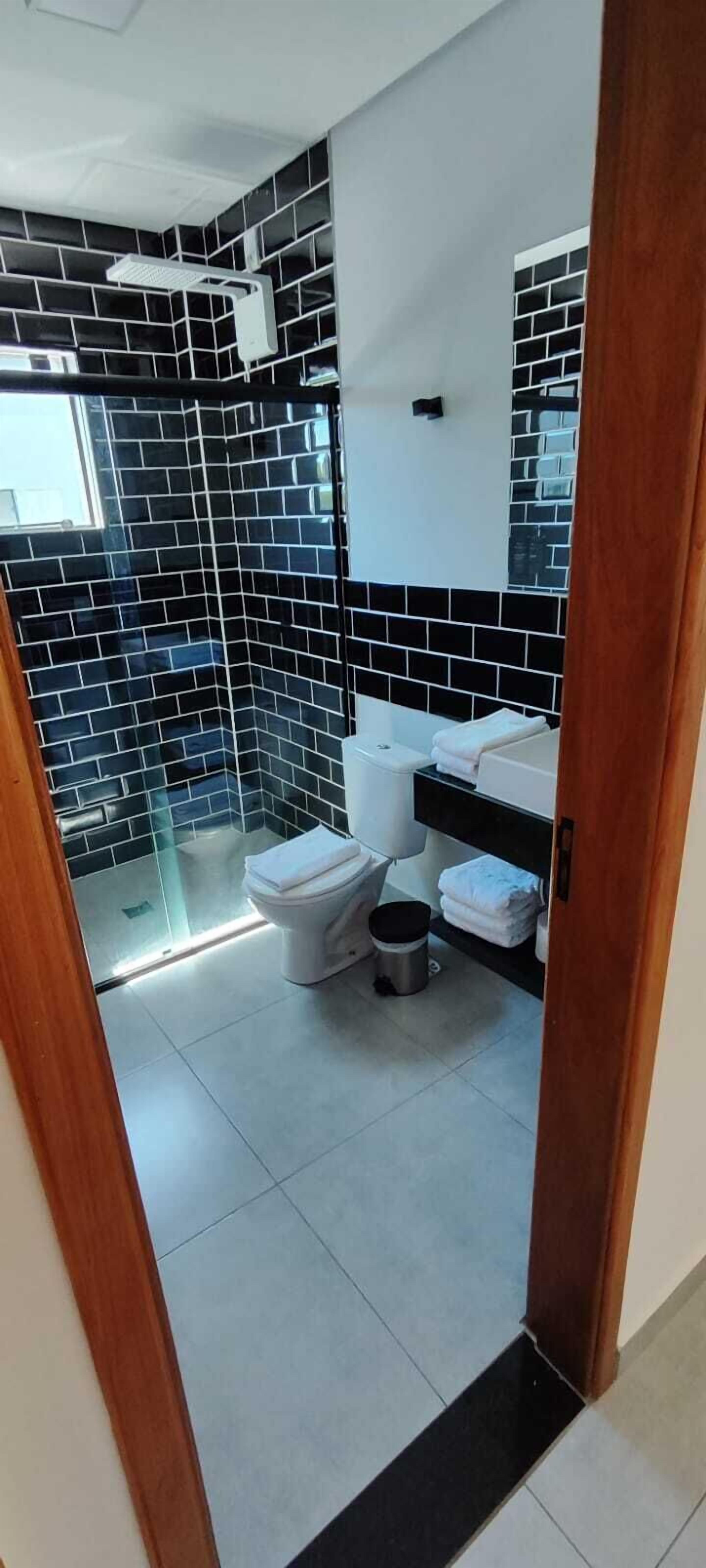 Produtos de toalete grátis, secador de cabelo, toalhas de banho 