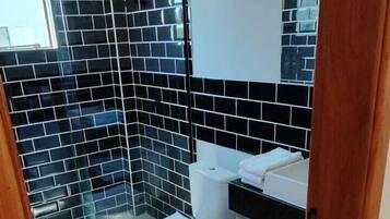 Produtos de toalete grátis, secador de cabelo, toalhas de banho