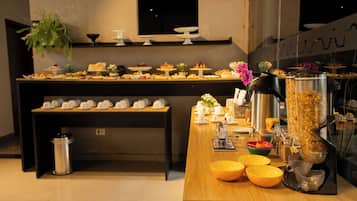 Café da manhã com buffet grátis todos os dias