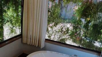 In-room safe, free WiFi, wheelchair access