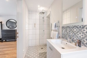 Shower, hair dryer - Dragonfly - Holiday At Home (Near Richmond)