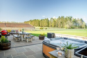 Outdoor dining - Dragonfly - Holiday At Home (Near Richmond)