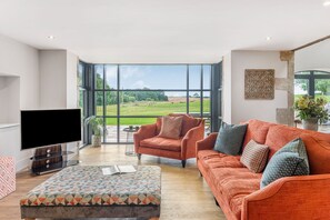 Smart TV, fireplace - Dragonfly - Holiday At Home (Near Richmond)