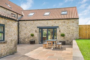 Outdoor dining - Dragonfly - Holiday At Home (Near Richmond)