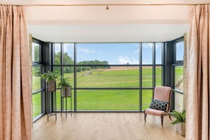 Interior - Dragonfly - Holiday At Home (Near Richmond)